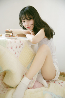 女人趴下脱了内裤光着打屁股